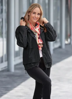 Funktionsjacke mit fester Kapuze