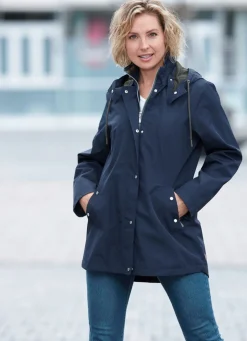 Funktionsjacke mit kleinem Regenschild an der abnehmbaren Kapuze