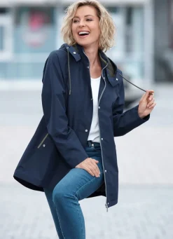 Funktionsjacke mit kleinem Regenschild an der abnehmbaren Kapuze