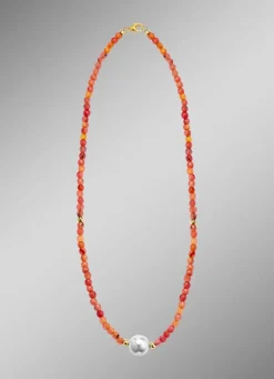 Halskette mit Perlenschimmer und Edelsteinglanz