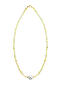 Halskette mit Perlenschimmer und Edelsteinglanz