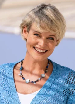 Halskette mit verschiedenen Schmuckelementen