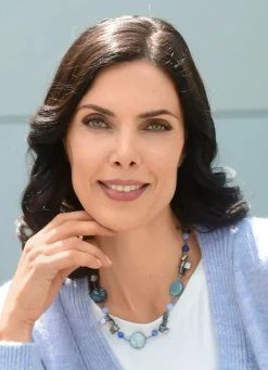 Halskette mit verschiedenen Schmuckelementen