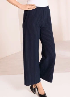 Hose mit aktuellen Nadelstreifen