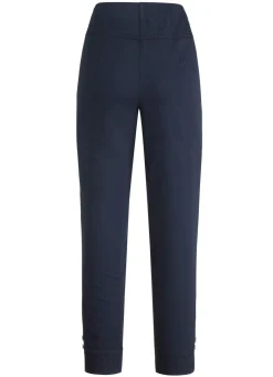 Hose mit dekorativen Zierknöpfen