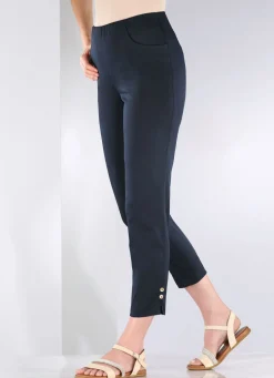 Hose mit dekorativen Zierknöpfen