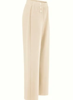 Hose mit dekorativen Zierknöpfen