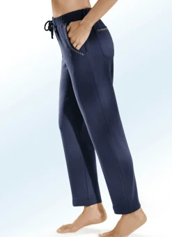 Hose mit dekorativer Nietenzier