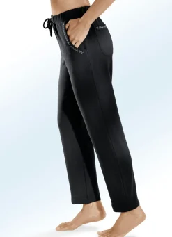 Hose mit dekorativer Nietenzier