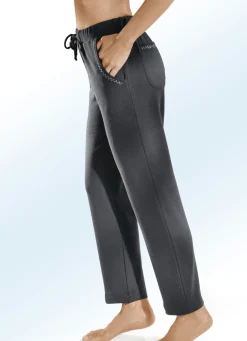 Hose mit dekorativer Nietenzier