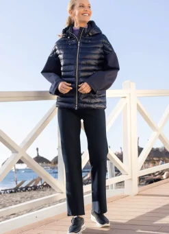 Jacke in trendaktuellem Materialmix