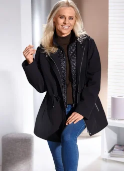 Jacke mit fester Kapuze