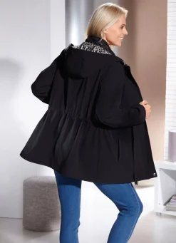 Jacke mit fester Kapuze