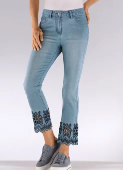 Jeans mit aufwendiger Lochstickerei