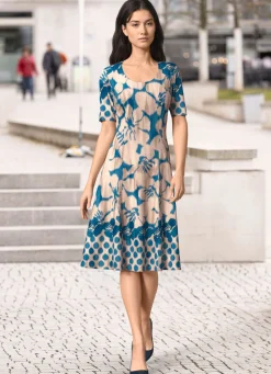 Kleid in schwingender Schlupfform