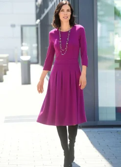 Kleid mit aufspringenden Kellerfalten