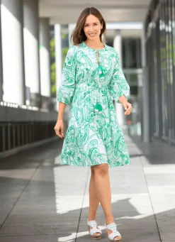 Kleid mit Zierperlen und Quasten