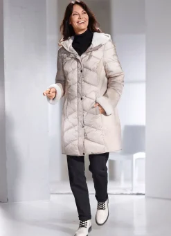 Kurzmantel in aktuellem Materialmix