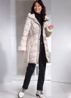 Kurzmantel in aktuellem Materialmix