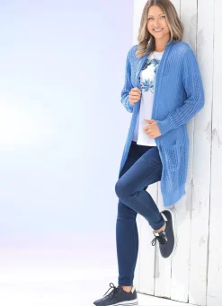 Long-Strickjacke in streckender Streifenoptik