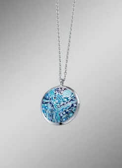 Moderner Anhänger mit Mosaikmuster