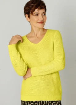 Pullover in dekorativer Struktur