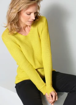 Pullover in dekorativer Struktur