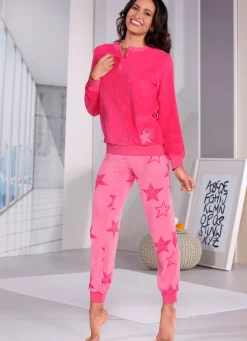 Schlafanzug aus Frottierstrech mit Knopfleiste