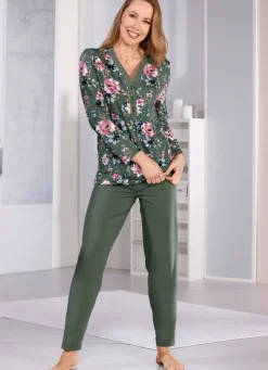 Schlafanzug mit Blende und Knopfleiste sowie langen Ärmeln