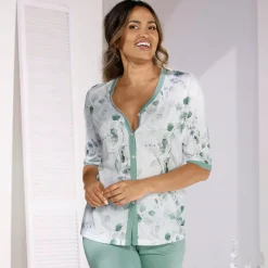 Schlafanzug mit durchgeknöpftem Oberteil und wadenlanger Hose