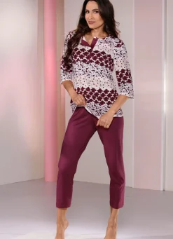 Schlafanzug mit 7/8-langer Hose und Bordürendruck
