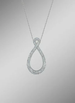 Strahlender Begleiter: Anhänger mit funkelnden Kristallen