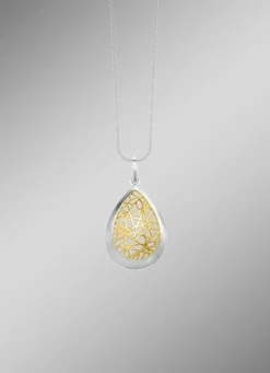 Tropfenförmiger Anhänger mit raffiniertem Bicolor-Design