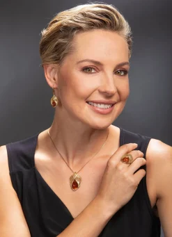 Vergoldeter Anhänger mit Bernstein