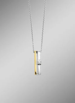 Zeitlose Eleganz: Anhänger mit Brillant und Ankerkette